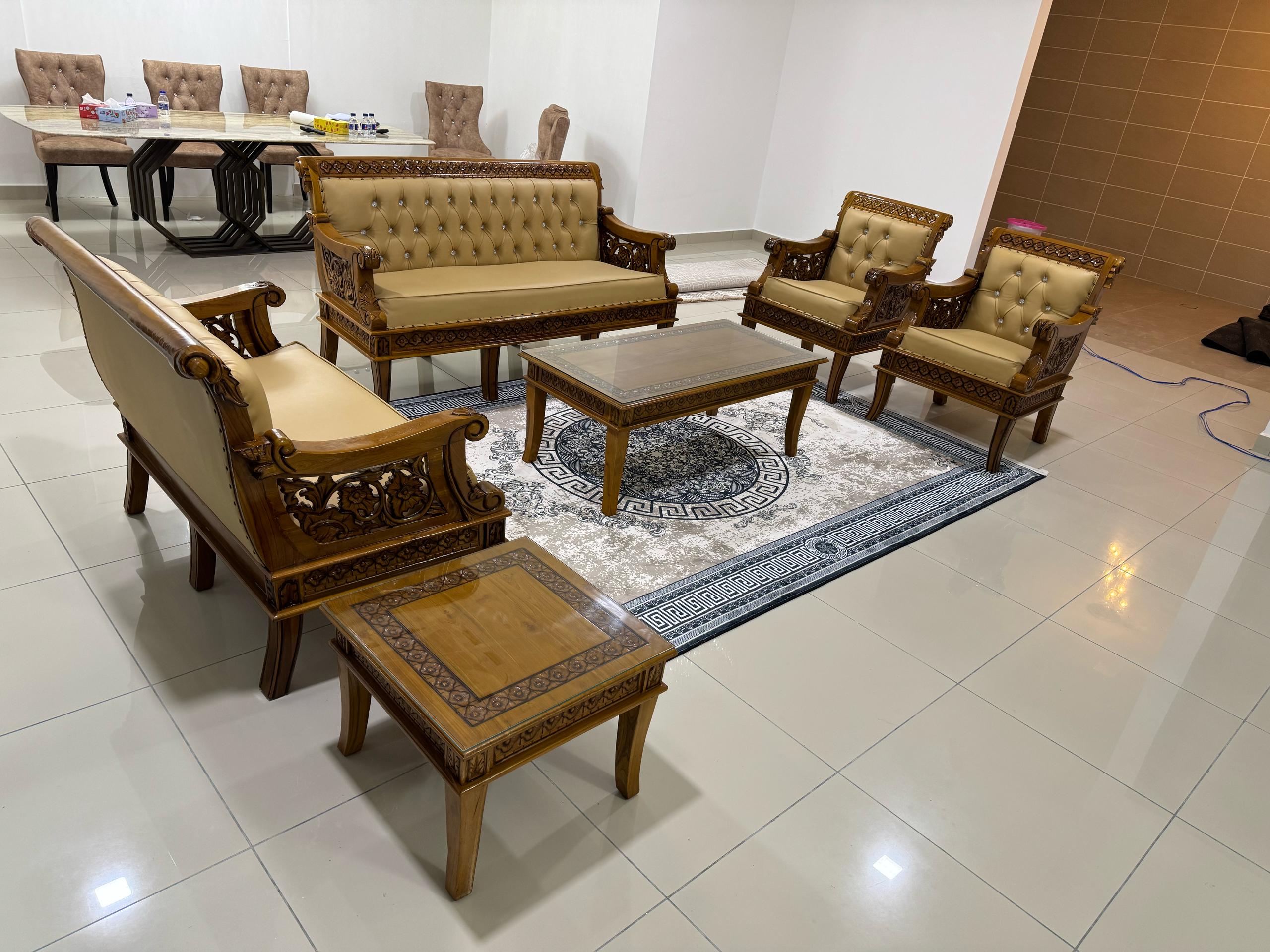 SET SOFA ALLADIN BERKERAWANG 3+2+1+1 DAN MEJA KOPI BESAR 1 SERTA MEJA KOPI KECIL 1LENGAN BESAR FINISHING KILAT GRED A