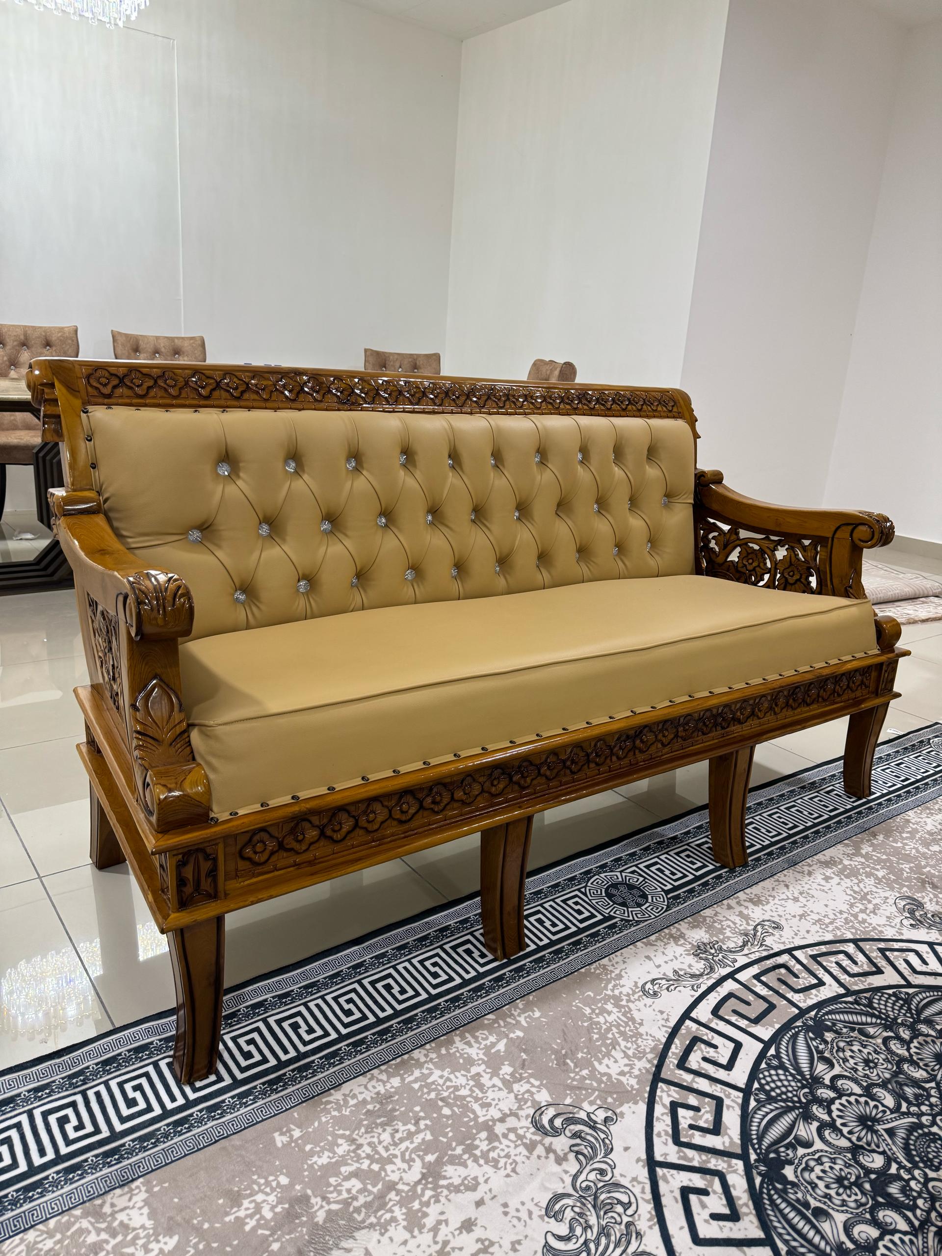 SET SOFA ALLADIN BERKERAWANG 3+2+1+1 DAN MEJA KOPI BESAR 1 SERTA MEJA KOPI KECIL 1LENGAN BESAR FINISHING KILAT GRED A